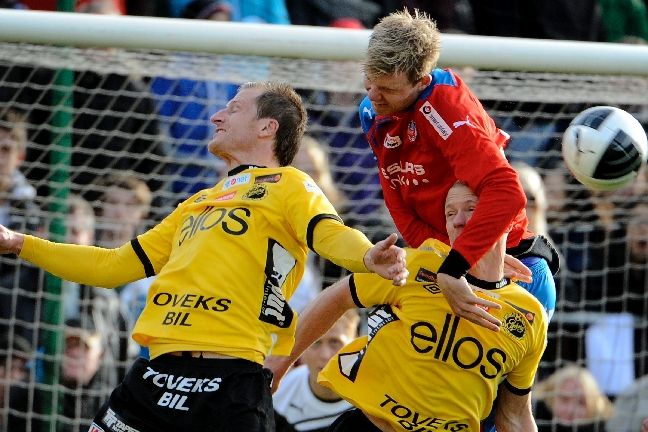 Helsingborgs-försvararen Marcus Nilsson nickar bort ett inlägg.
