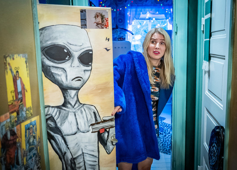 "Det är väl bra också på något sätt, för jag tycker att man ska döma när en person är taskig mot en annan person", säger Amanda Romare om debatten kring hennes nya bok "Judas".