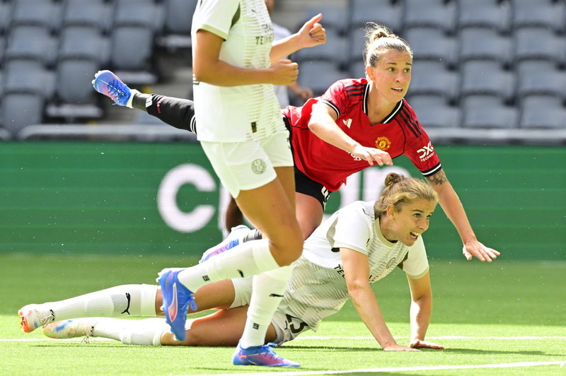 Julia Zigiotti Olme var med i flera tuffa närkamper på mittfältet under mötet mot PSV.