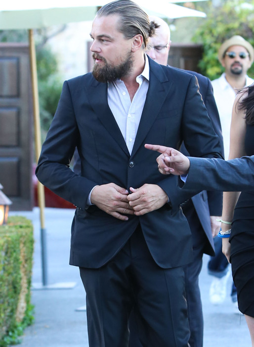 Leonardo DiCaprio kör Zlatan-knuten när han går på sommarfest i Kalifornien. Leonardo DiCaprio kör Zlatan-knuten när han går på sommarfest i Kalifornien.
