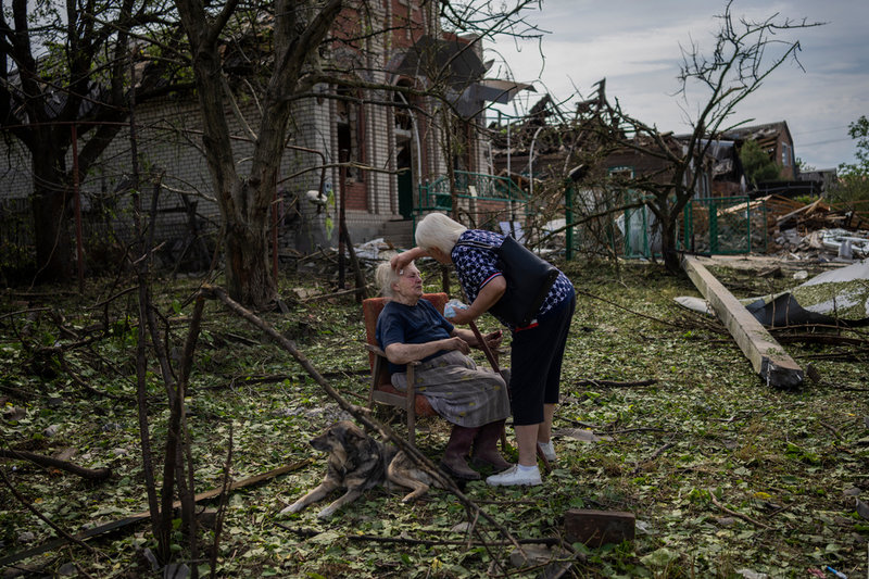 Två ukrainska kvinnor omgivna av resterna av ett hem i Druzjkivka i östra Ukraina, efter ett robotanfall. Bilden togs i söndags.