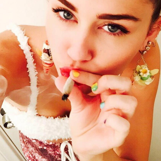 Miley röker en joint. Miley röker en joint.