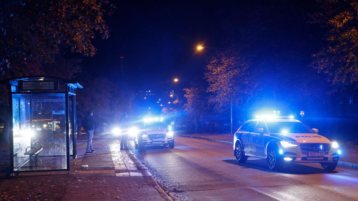 En stor polisinsats pågår i stadsdelen Ronna i Södertälje efter lördagens skjutning.