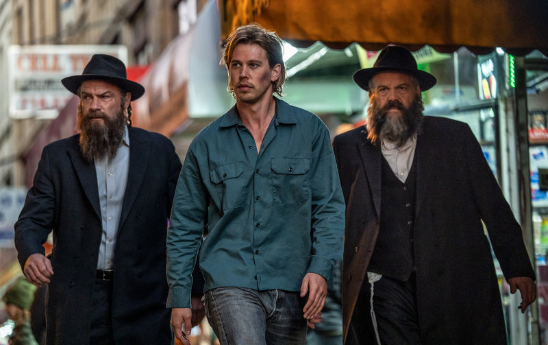 Austin Butler omgiven av Liev Schreiber och Vincent D'Onofrio i "Caught stealing".