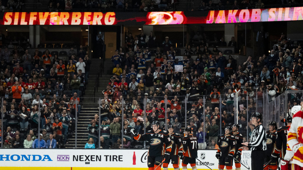 Jakob Silfverberg fick ta emot stående ovationer i sin sista hemmamatch med Anaheim Ducks.