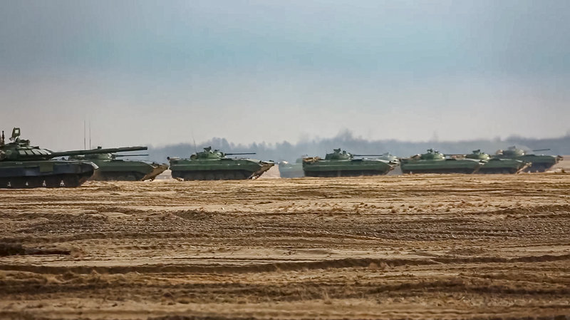 Ryska stridsfordon i Belarus. Ryssland är starkare militärt på marken i östra Europa. Bilden är distribuerad av ryska försvarsdepartementet.