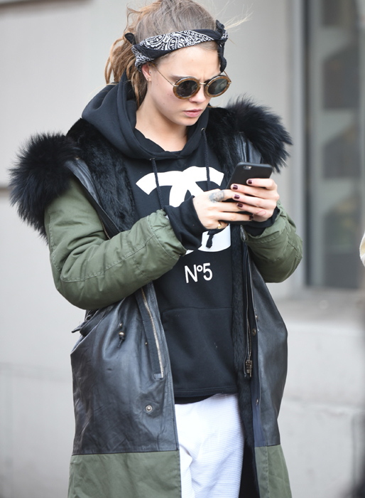 Cara blippar på sin mobil i New York. Cara blippar på sin mobil i New York.