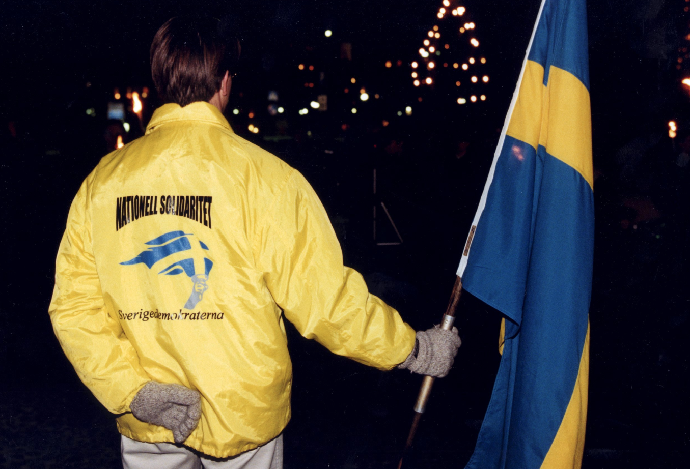 Den 6 februari 1988 bildas Sverigedemokraterna av personer med bakgrund inom nazistiska och högerextrema rörelser som Nordiska Rikspartiet, Bevara Sverige svenskt och Sverigepartiet. Den 6 februari 1988 bildas Sverigedemokraterna av personer med bakgrund inom nazistiska och högerextrema rörelser som Nordiska Rikspartiet, Bevara Sverige svenskt och Sverigepartiet.