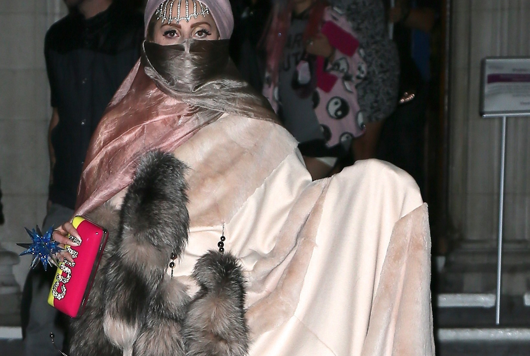 Lady Gaga med lite små pälssvansar på sin kaftan. Lady Gaga med lite små pälssvansar på sin kaftan.