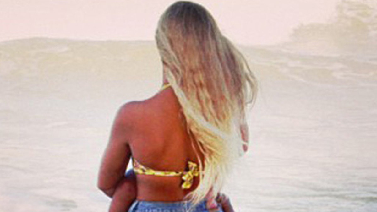 Beyoncé i jeansshorts på stranden.