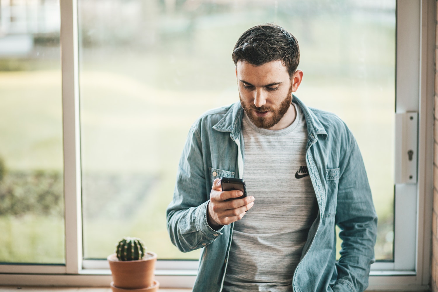 Man med smartphone Man med smartphone