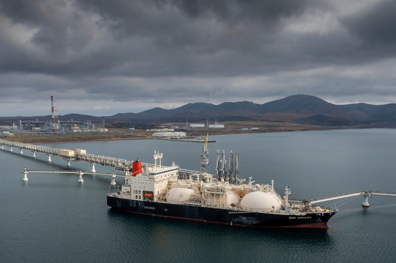 Tankern Sun Arrows lastar flytande fossilgas (LNG) i ryska Prigorodnoje. Sådan köper västvärlden fortfarande av Ryssland, men övrig olja och gas går mestadels till Kina och Indien. Arkivbild.