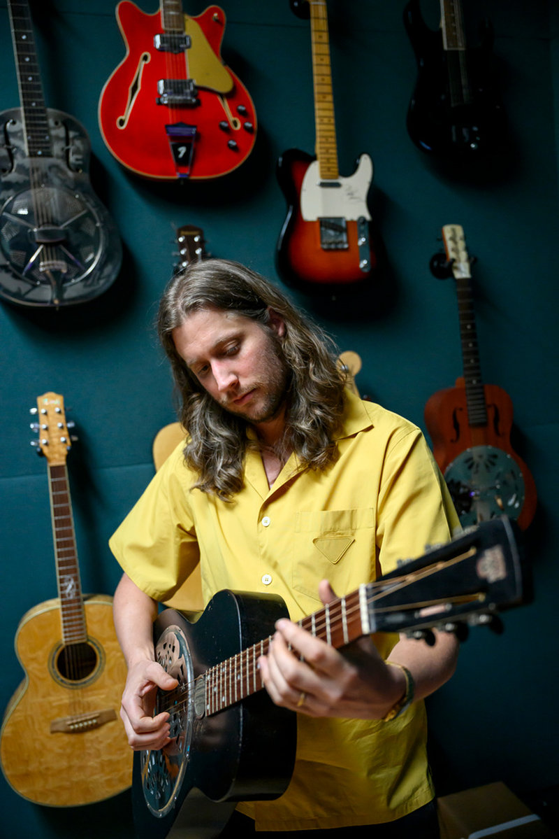 Ludwig Göransson spelar på gitarren han komponerat mycket av musiken till "Sinners" på. På söndag kan han vinna två Oscar. 