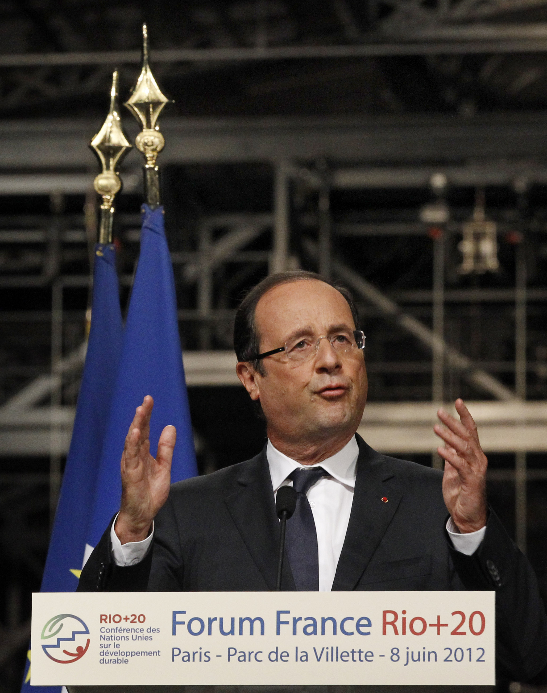 Frankrikes president Francois Hollande kommer att sänka chefernas lön drastiskt.