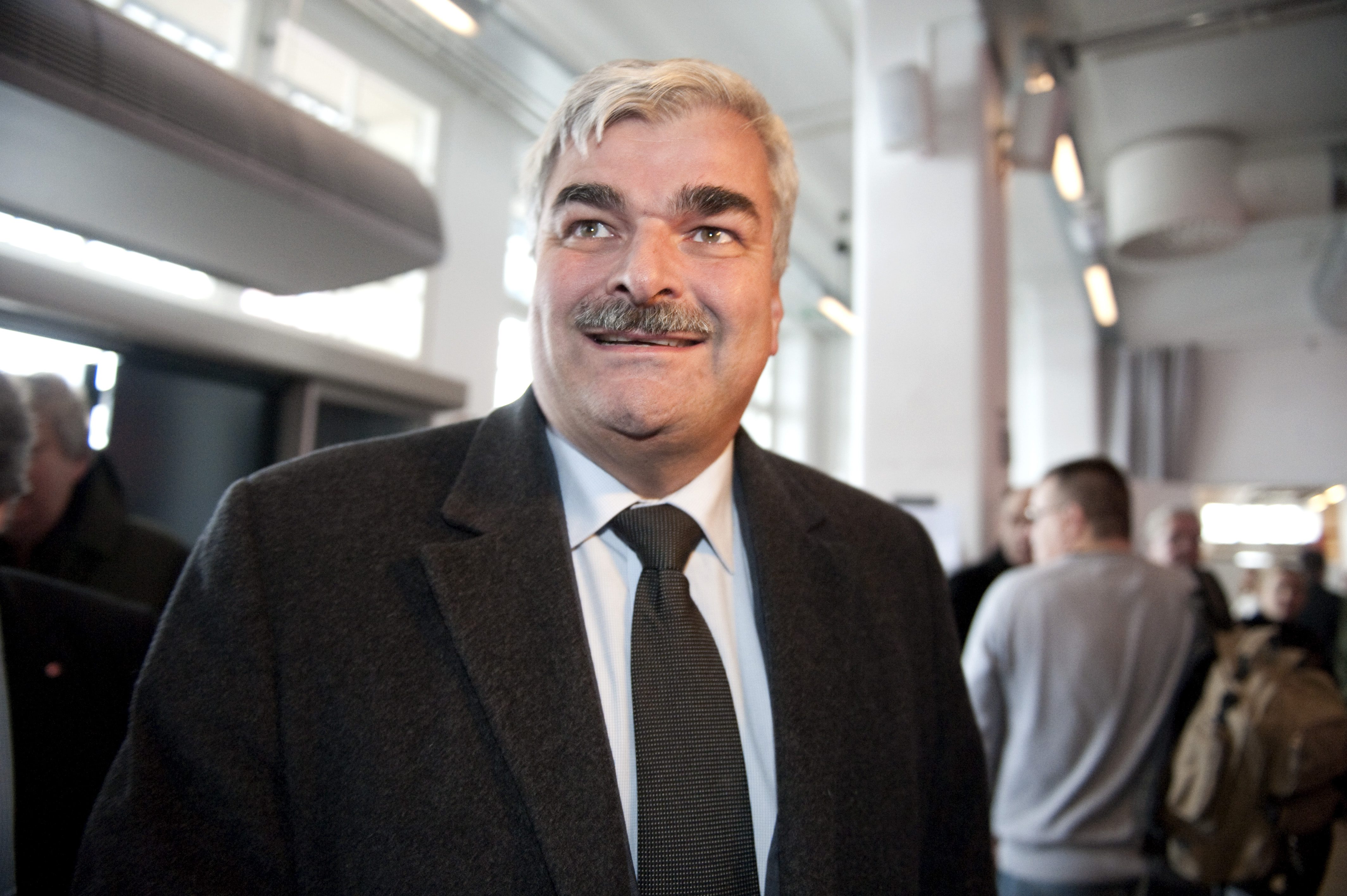 Håkan Juholt gjorde comeback i riksdagen på onsdag - och konstaterade kallt att han kommer att fortsätta tjäna mer än Stefan Löfven.