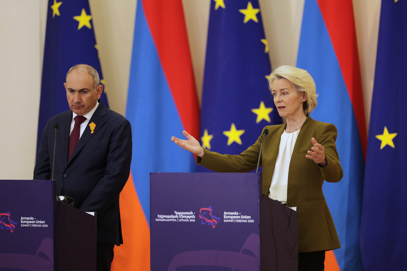 Armeniens premiärminister Nikol Pasjinjan tillsammans med EU-kommissionens ordförande Ursula von der Leyen i samband med ett toppmöte i Jerevan i maj.