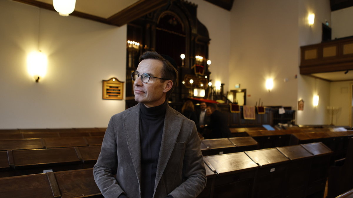 Statsminister Ulf Kristersson (M) under besök i Malmö Synagoga inför Förintelsens minnesdag.