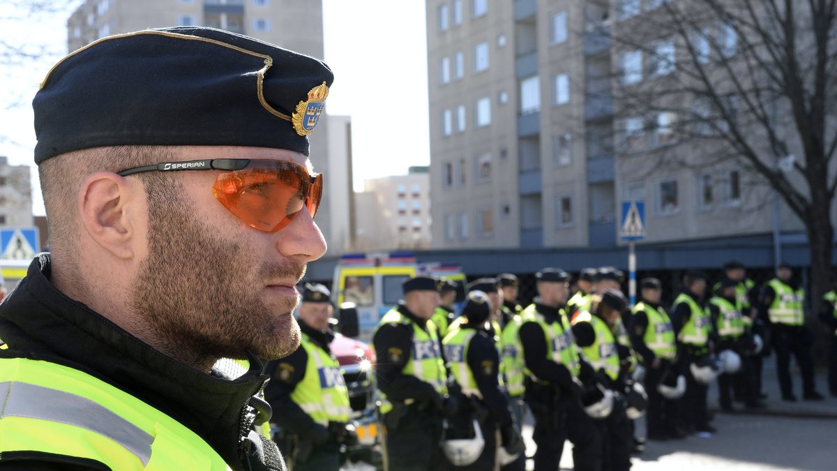Polisen är förberedd inför demonstrationen i Stockholm. Bilden: Uppradade poliser vid Jönköpingsdemonstrationen.