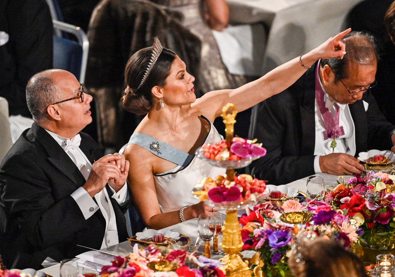 Kronprinsessan Victoria mellan kemipristagarna Omar M. Yaghi och Susumu Kitagawa. 