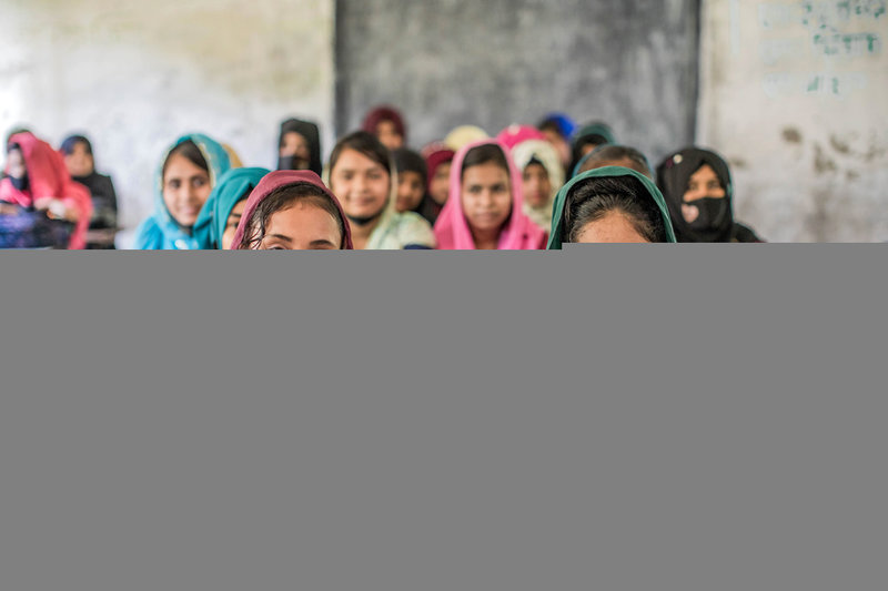 Shunhana, 17 och Sheemla, 16 är två av de flickor som fått genom projektet "Stop the stigma" fått lära sig mer om sexuell och reproduktiv hälsa.