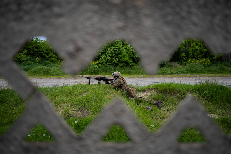 En ukrainsk soldat håller ställningarna i en by i Charkiv.