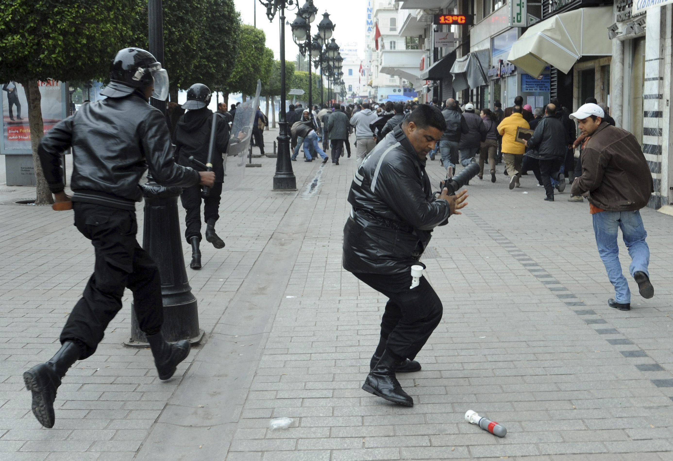 På gatorna i Tunis pågår fortfarande kravaller i protest mot den nya regeringen.