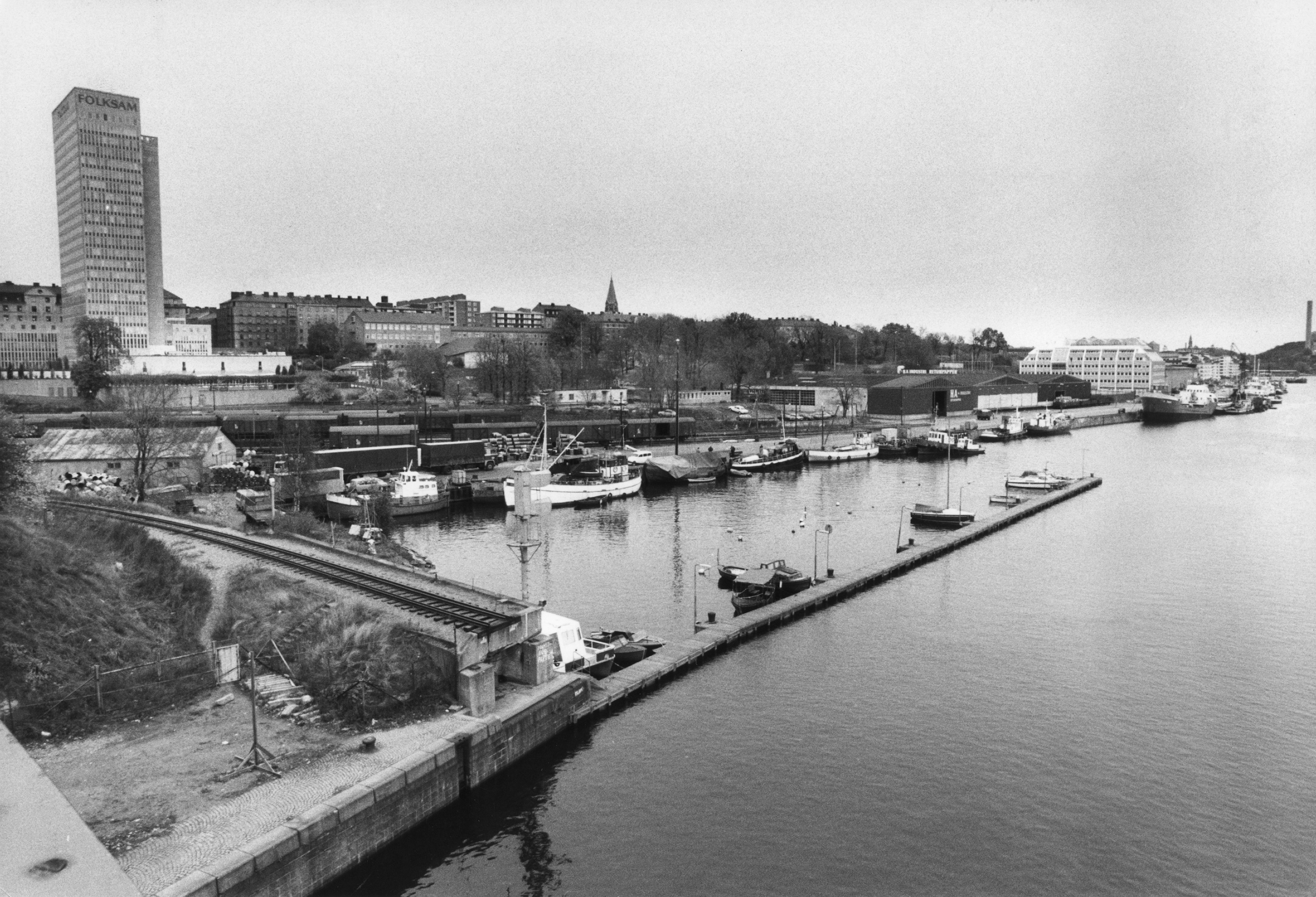 Folksamskrapan och norra Hammarbyhamnen strax nedanför Skanstull.