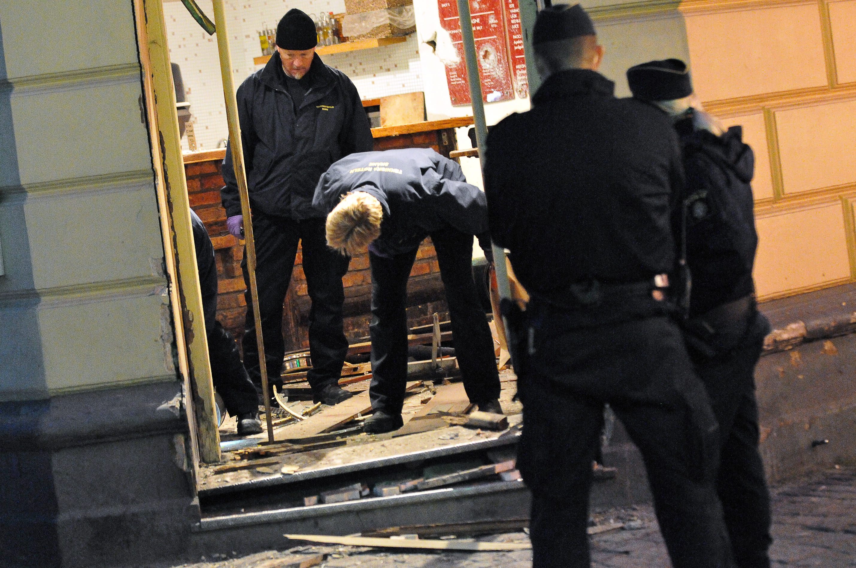 Polisen kan inte göra speciellt mycket för att stoppa explosionerna. Här undersöks restaurangen Gökboet efter bombdådet den 10 maj.