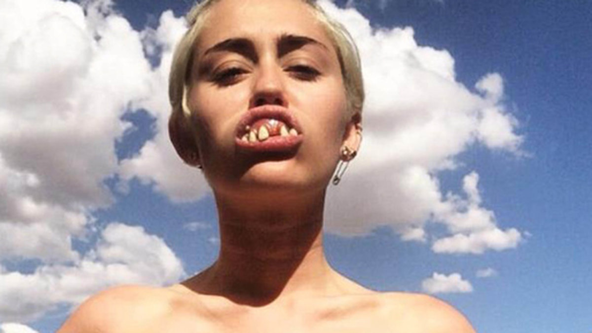 Miley Cyrus kanske behöver gå till tandläkaren. 