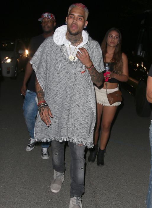 Chris Brown i grå poncho. Chris Brown i grå poncho.