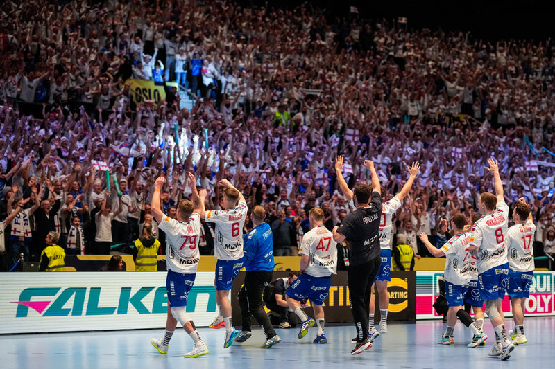 Färöarnas spelare firar inför sin "hemmapublik" i Oslo efter segern mot Montenegro – landslagets första seger i EM-historien.