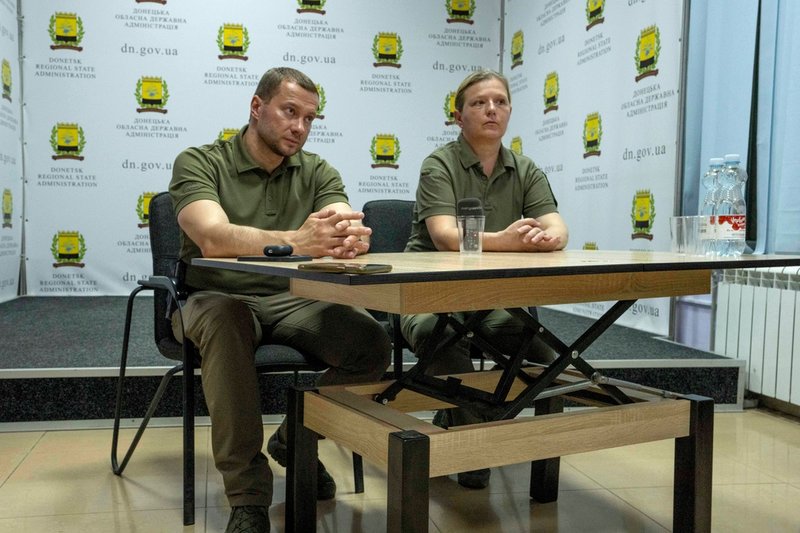 Donetsk guvernör Pavlo Kyrylenko, till vänster, under en pressträff på tisdagen.