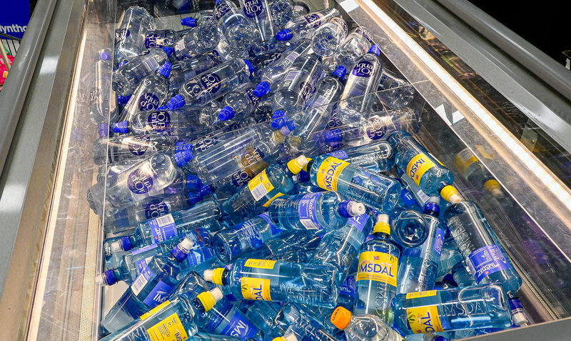 På Ica Maxi i Visby tiodubblades försäljningen av flaskvatten första veckorna efter kokrekommendationerna. "När det här drog i gång så sålde vi kopiösa mängder", säger butikschefen Joakim Larsson.