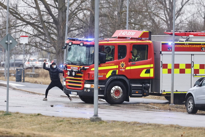 Stenkastning mot brandkåren som får dra sig undan i samband med upplopp i Navestad i Norrköping på torsdagskvällen.