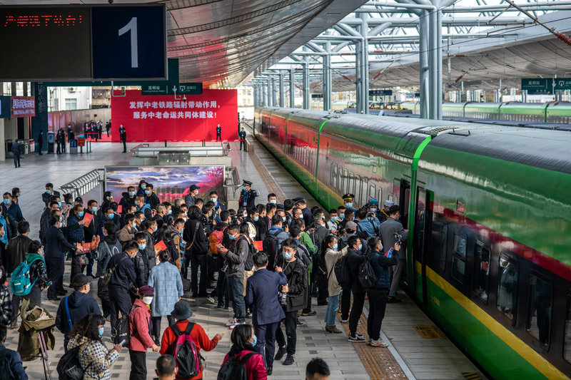 Ombordstigning på tåget mot Laos i den kinesiska storstaden Kunming.