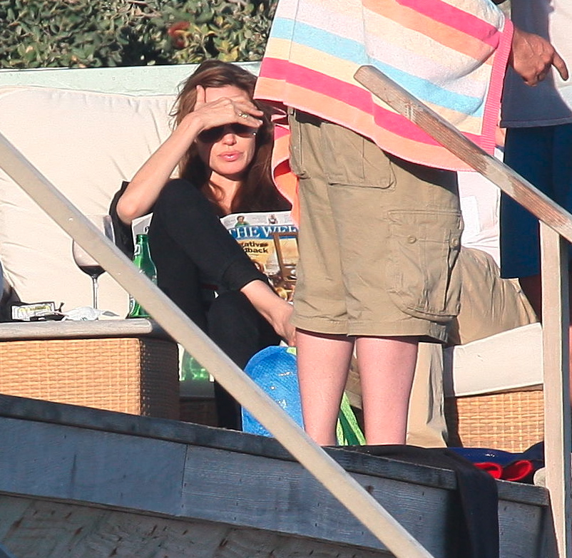 Jolie pustar som 35-åring ut i beachhuset i Malibu. Taskigt värre... Jolie pustar som 35-åring ut i beachhuset i Malibu. Taskigt värre...
