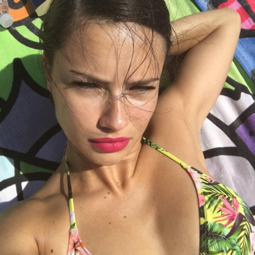 Adriana Lima njuter av solen. Adriana Lima njuter av solen.