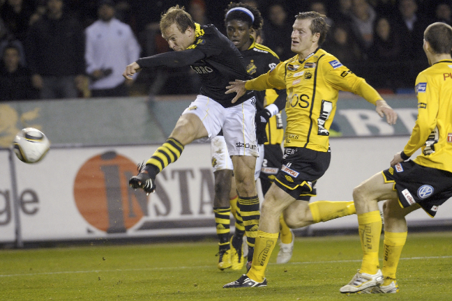 Testar Elfsborg-keepern med ett långskott. Testar Elfsborg-keepern med ett långskott.