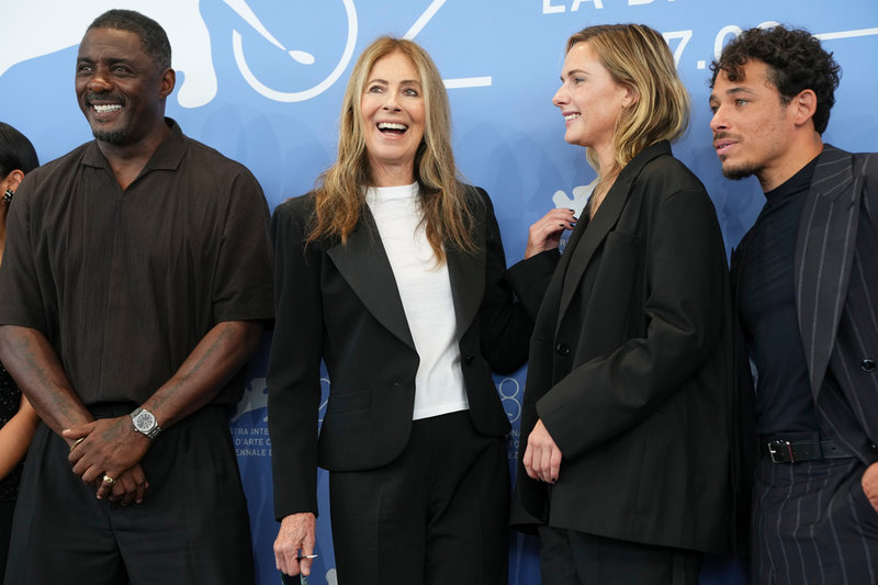 Kathryn Bigelow (andra från vänster) tillsammans med Idris Elba, svenska Rebecca Ferguson och Anthony Ramos inför världspremiären för filmen på filmfestivalen i Venedig. 