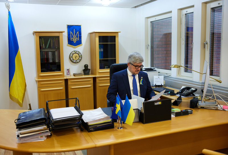 Ukrainas ambassadör till Sverige Andrii Plakhotniuk på sitt tjänsterum på ambassaden på Lidingö utanför Stockholm.
