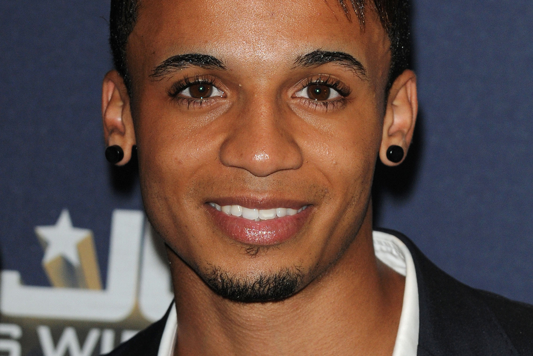 10. Aston Merrygold, en brittisk artist, kvalade precis in på topp 10. 10. Aston Merrygold, en brittisk artist, kvalade precis in på topp 10.