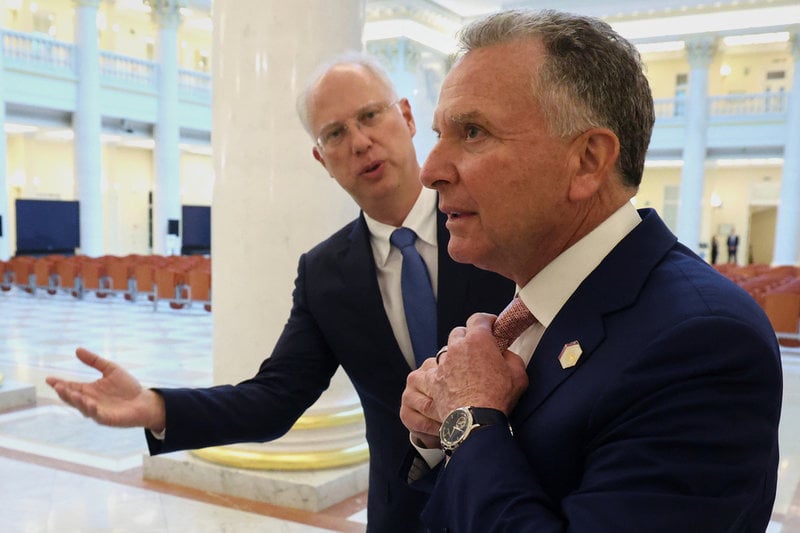 Ett hårt kritiserat utkast till fredsplan togs fram av Kirill Dmitrijev (till vänster) och Steve Witkoff. Här syns de två männen vid ett tidigare möte, i S:t Petersburg i april i år.