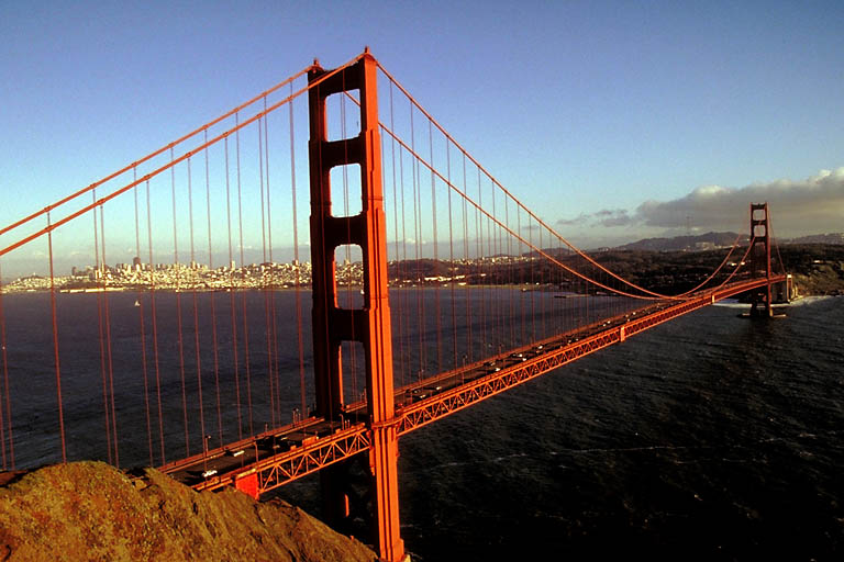 En 16-årig flicka överlevde ett fritt fall från Golden Gate-bron i måndags.