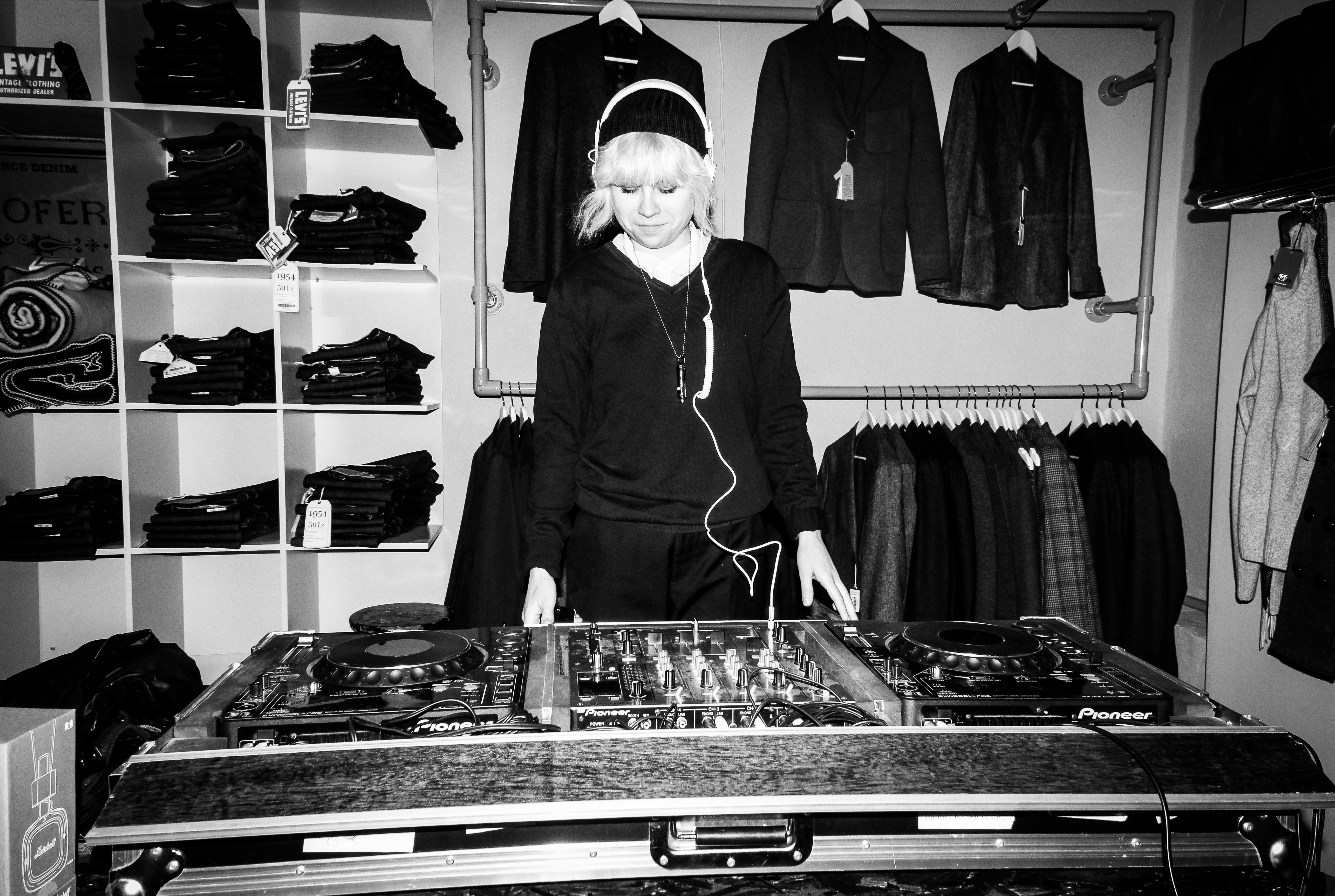 Kvinna sköter musiken DJ