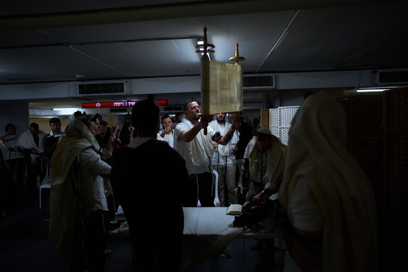 Israeler ber i ett parkeringsgarage i Tel Aviv, i skydd för möjliga iranska attacker. Bild från tisdagen. Foto: Oded Balilty/AP/TT Israeler ber i ett parkeringsgarage i Tel Aviv, i skydd för möjliga iranska attacker. Bild från tisdagen. Foto: Oded Balilty/AP/TT