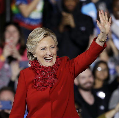 Presidentkandidaten Hillary Clinton och hennes välkända glada vinkning.