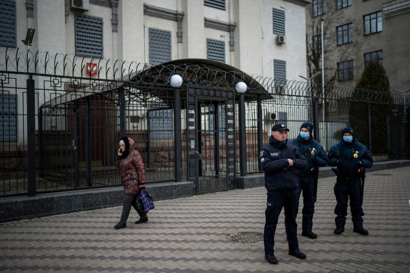 Ukrainsk polis utanför Rysslands ambassad i Kiev under onsdagen.