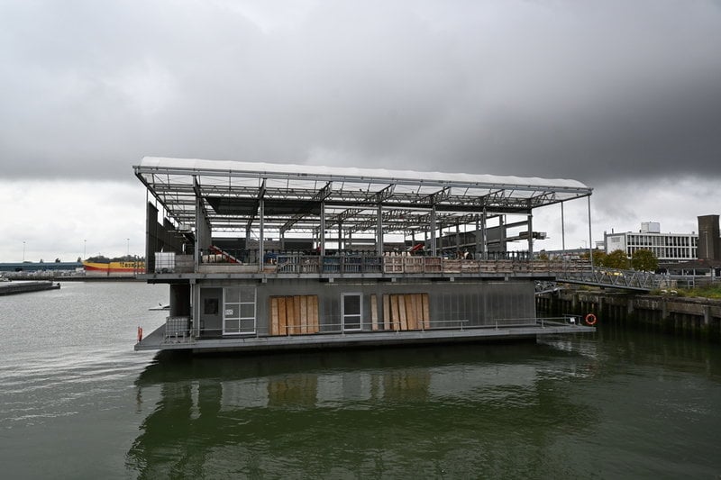 En flytande bondgård mitt i en storstad låter overkligt, men i Rotterdam finns en liten verksamhet med ett par dussin kossor på övervåningen och produktionsanläggning på nedervåningen. I en närliggande butik (som dock står på land) säljs de egenproducerade varorona.