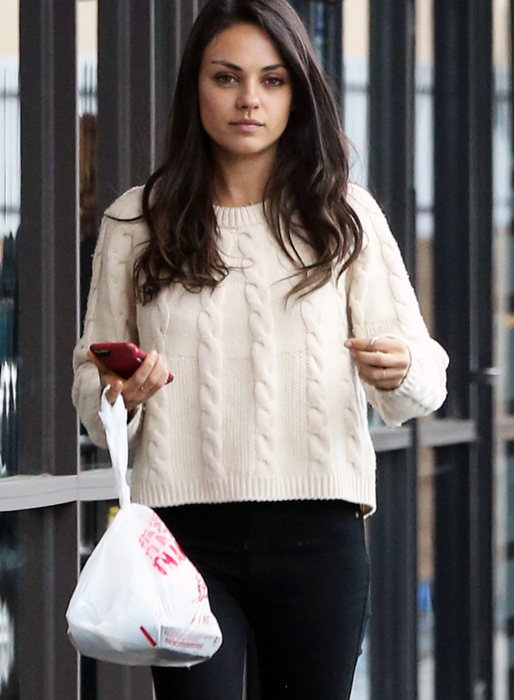 Mila Kunis köper sushi i Beverly Hills. Mila Kunis köper sushi i Beverly Hills.