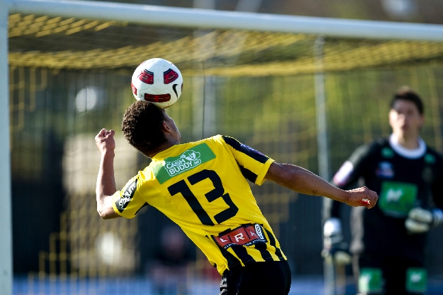 Häcken-spelaren Mathias Ranegie försöker överlista Mattias Hugosson i Gefles mål. Matchen slutade 0-0.